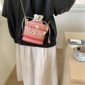 Borsa a secchiello in paglia rosa da donna con dettagli in perle e catena acrilica