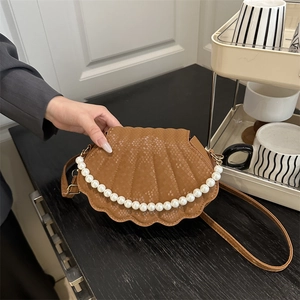 Sac à bandoulière marron en forme de coquille avec texture serpent et perles