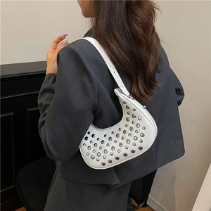 Borsa sottobraccio bianca a mezzaluna con borchie argentate e tracolla in pelle