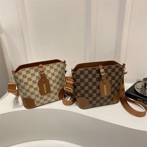 Retro checkered bucket bags in beige and brown patterns with leather details