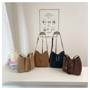Quatre couleurs de sacs d'aisselle vintage avec surpiqûres et franges à anneau métal