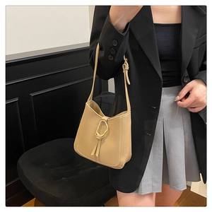 Sac bandoulière kaki en cuir PU avec surpiqûres blanches et anneau doré décoratif