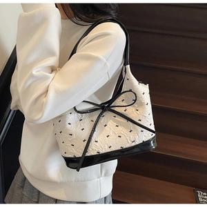Détail du sac cabas plissé blanc avec grand nœud noir et esthétique balletcore élégante
