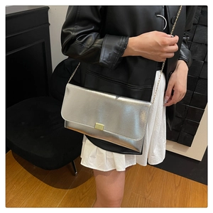 Sac bandoulière argenté chic avec chaîne dorée et boucle métallique carrée élégante
