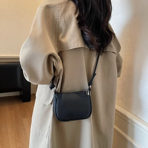 Minimalistische schwarze Umhängetasche aus genarbtem Leder mit Reißverschluss und Knoten