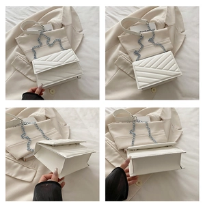 Vues détaillées d'un sac matelassé blanc montrant les coutures et la chaîne argentée