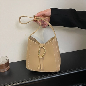 Sac à Bandoulière Femme Mode en Cuir PU Sac Seau Sous le Bras Rétro Avec Surpiqûres Contrastées Boucle Métallique Irrégulière Gland Décontracté