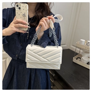 Sac à bandoulière en cuir PU blanc matelassé avec chaîne argentée sur modèle