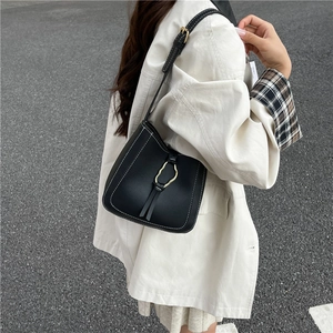Sac sous le bras en cuir noir à la mode avec coutures blanches et boucle dorée