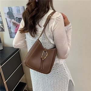 Sac bandoulière en cuir marron avec surpiqûres blanches et boucle métallique dorée
