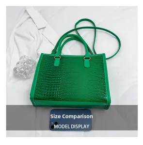 Confronto dimensioni della borsa tote verde goffrata coccodrillo con smartphone