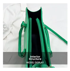 Vista dall'alto della borsa tote verde con struttura interna e scomparto con zip