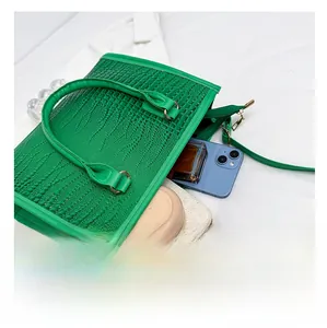 Vista dall'alto della borsa tote verde coccodrillo che mostra la capienza interna