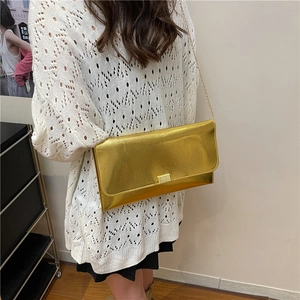 Petit sac enveloppe doré métallisé avec bandoulière chaîne et fermoir élégant