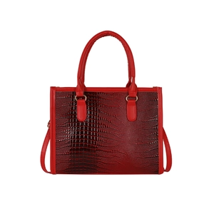 Borsa a mano rossa alla moda con motivo a coccodrillo e dettagli in oro lucido