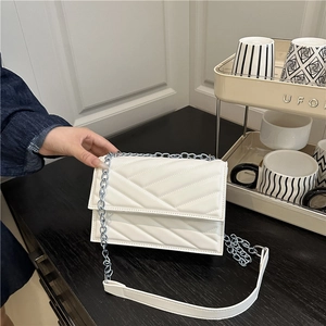 Sac à Bandoulière Femme en Cuir PU Matelassé en V Motif Chevron Élégant Chaîne en Métal Sac Carré à Rabat Sac à Main Quotidien Voyage