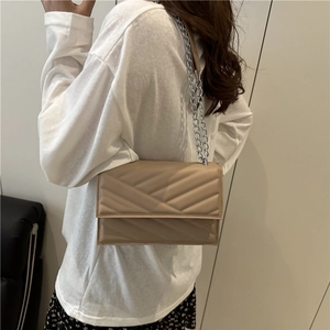 Sac bandoulière matelassé kaki élégant avec texture en V et bandoulière chaîne argentée
