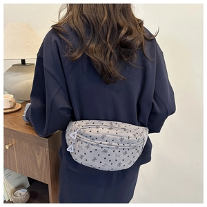 Vue arrière détaillée d'un sac banane en velours côtelé gris avec motifs cœurs et nœuds