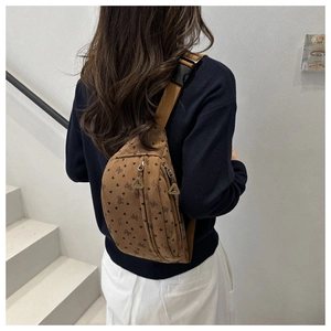 Sac de poitrine en velours côtelé marron avec motifs cœurs porté par un mannequin