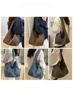 Vues détaillées d'un sac cabas en toile à motif léopard marron et bleu porté par un mannequin