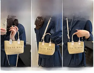 Sac fourre-tout en paille porté à la main, à l'épaule ou en bandoulière