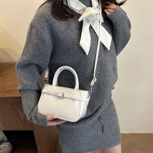 Sac à main bandoulière blanc crème élégant en similicuir avec détail de boucle en métal