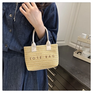 Vue détaillée du mini sac cabas tissé avec anses en cuir blanc et broderie TOTE BAG