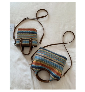 Détail du sac seau en paille tissée colorée et du sac croissant aux rayures arc-en-ciel
