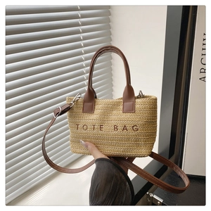 Détail du mini sac cabas en paille tressée avec poignées en cuir marron et texte