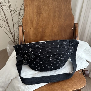 Sac de Poitrine en Velours Côtelé pour Femmes Sac Banane Imprimé Cœur et Nœud Sac Bandoulière Grande Capacité pour Voyage Quotidien Décontracté