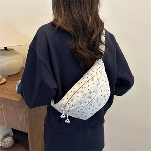 Sac de poitrine en velours côtelé blanc cassé avec motif ours porté par un modèle
