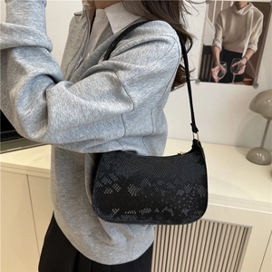 Sac hobo noir à motif serpent avec détails dorés pour un look minimaliste chic