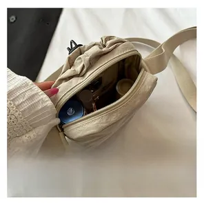 Détail de l'intérieur du mini sac bandoulière en nylon avec rangement pour téléphone