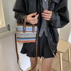 Mini sac seau tissé à rayures arc-en-ciel avec poignées en cuir et bandoulière