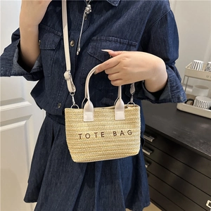 Sac cabas en paille avec lettrage TOTE BAG et anses blanches pour les vacances