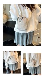 Détail du mini sac bandoulière en nylon beige imperméable avec cordon et sangle