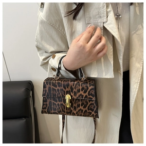 Gros plan du sac à main léopard avec fermoir rotatif doré et cuir PU de haute qualité