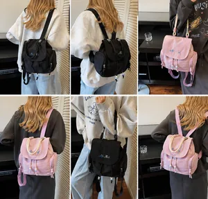 Viste dettagliate dello zaino in nylon con coulisse e logo ricamato e tasche laterali