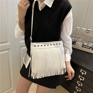 Sac fourre-tout blanc à franges avec clous métalliques et détails de glands style bohème