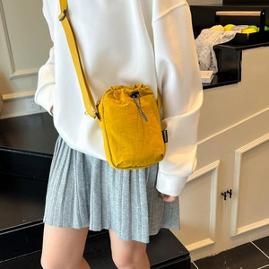 Mini sac à bandoulière jaune en nylon avec cordon de serrage et sangle réglable