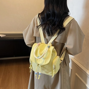 Zaino alla moda giallo in nylon con patta a coulisse e perline colorate per donna
