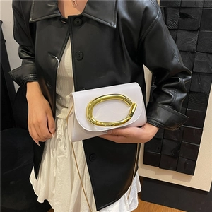 Pochette carrée blanche élégante avec boucle dorée et fine bandoulière chaîne de soirée