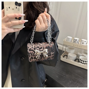 Vue détaillée du mini sac bandoulière léopard avec nœud argenté et bandoulière chaîne