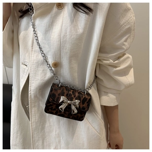 Mini sac bandoulière léopard avec boucle nœud argentée et détail de chaîne métallique