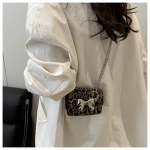 Détail du sac à bandoulière léopard avec nœud en métal argenté et fine bandoulière