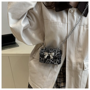 Mini sac bandoulière léopard avec boucle nœud argentée et fine bandoulière chaîne
