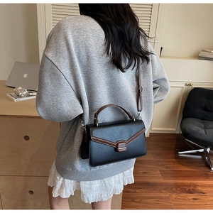 Détail du sac bandoulière élégant en cuir PU bicolore avec poignée supérieure chic