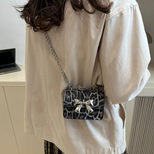 Mini sac bandoulière léopard avec nœud argenté et chaîne pour femmes élégantes