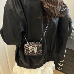 Mini sac bandoulière léopard avec fermoir nœud argenté et chaîne sur un mannequin