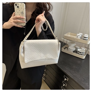Gros plan du sac à main blanc en cuir PU tressé avec détails de bandoulière en chaîne